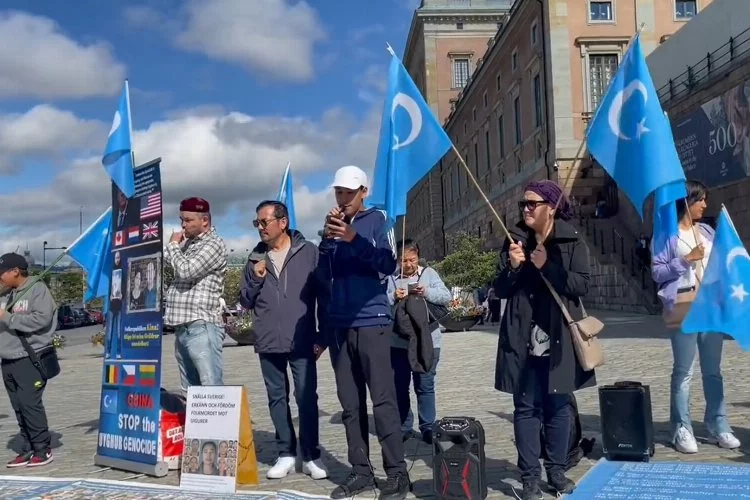 Doğu Türkistanlılar, İsveç Parlamentosu önünde Çin’i protesto etti